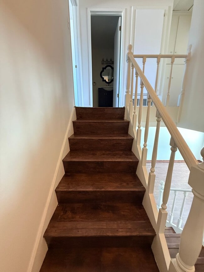 Building Photo - Spacious 3 bedroom 2 bath townhome with 2 ...
