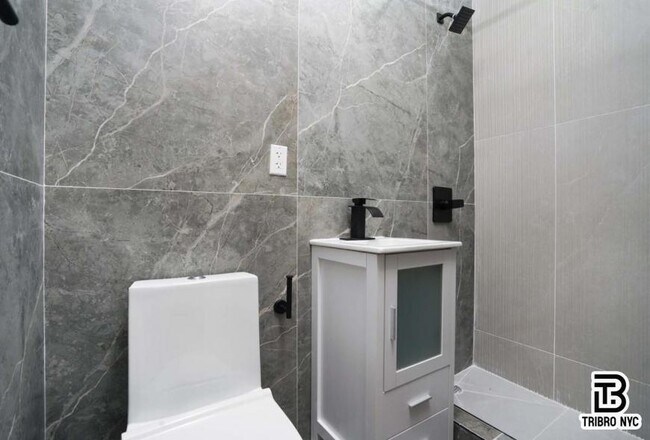 Building Photo - 3 bedroom in RIDGEWOOD NY 11385