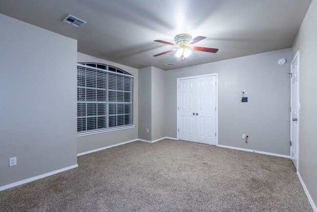 Building Photo - 5 Bed / 2.5 Bath in South Tulsa!