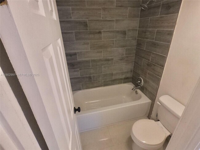 Building Photo - 1301 NE Miami Gardens Dr