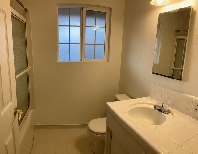 Building Photo - 1206 Mt Vernon Dr