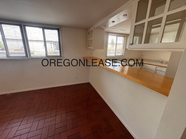 Building Photo - Large One bedroom downtown Eugene Apartment