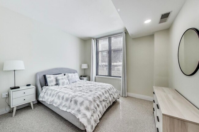 Building Photo - Beautiful 1 bedroom + 1 Ba + Garage space ...