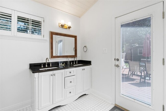 Building Photo - 2105 Westover Rd