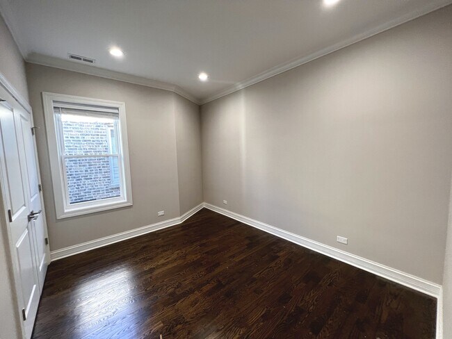 Building Photo - 1744 W Winnemac Ave