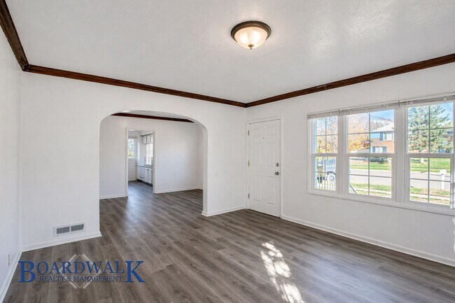 Building Photo - 105 300 E