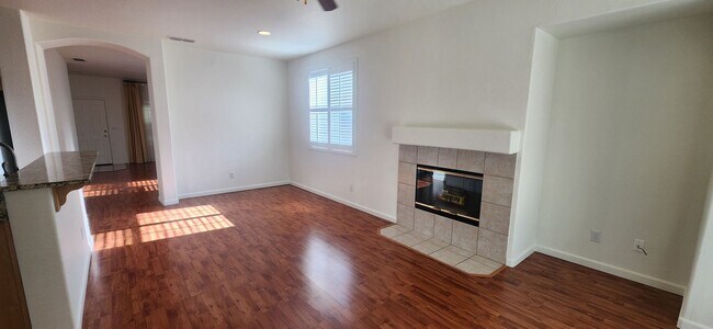 Building Photo - 4 Bedroom 2 Bathroom Home in Elk Grove