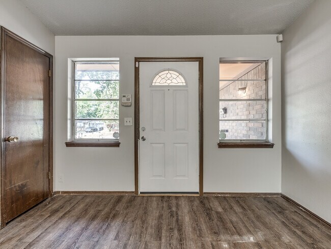 Building Photo - 604 Greenvale Rd