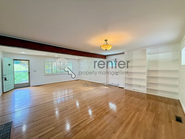 Building Photo - 1406 Highland Way