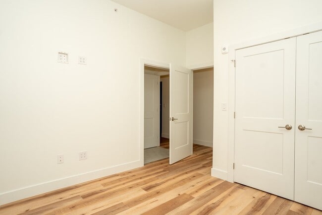 Building Photo - UPSCALE APARTMENT**Available August 2026 Call to inquire about April specials!