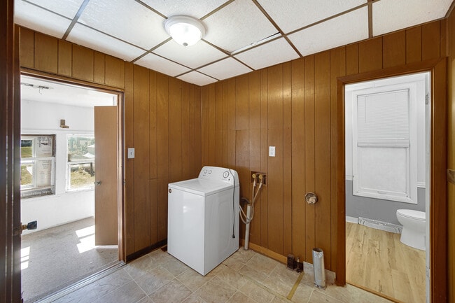 Building Photo - 123 W Waupansie St