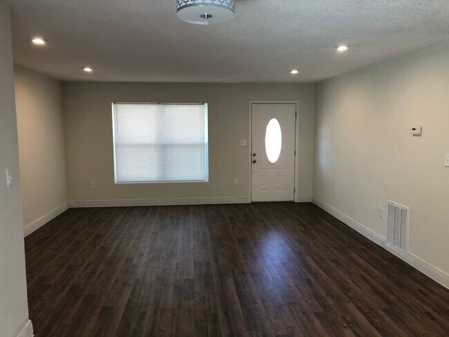 Building Photo - 10410 Azalea Dr