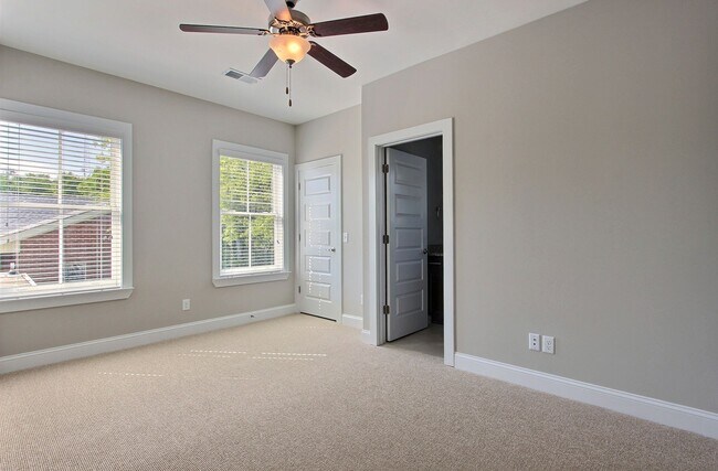Building Photo - 554 Nicoll St