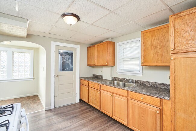 Building Photo - Beautifully remodeled 3 bed 1 bath colonial in East Akron !