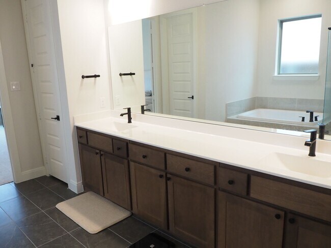 Building Photo - 4 Bed 4.5 Bath in Argyle