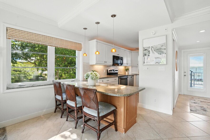 Building Photo - 636 Broad Ave S