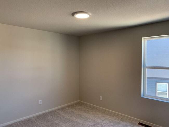 Building Photo - Exquisite 4 Bed 2.5 Bath Single Family Home with 3-car garage