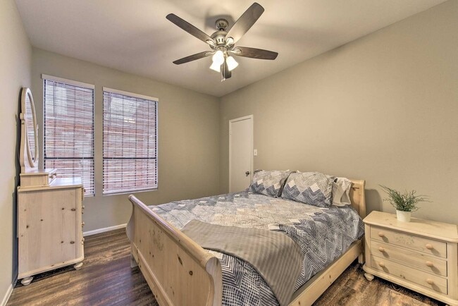 Building Photo - Lake Front Townhome with resort-like Views!