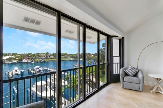 Building Photo - 543 Bay Colony Dr N