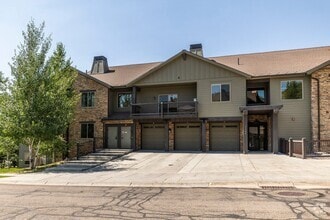 Building Photo - Bright & Spacious 2-Bed Condo in Black Roc...