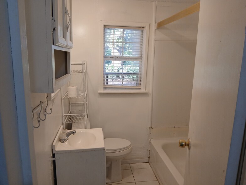 Building Photo - 6640 Meadow Ave