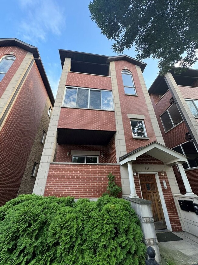 Primary Photo - 711 W 31st St