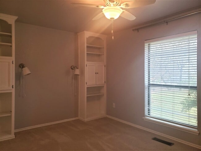 Building Photo - 8000 Pleasant Oaks Dr
