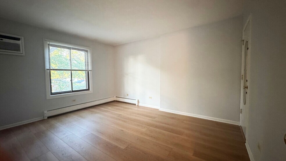 Building Photo - 995 S Ct of Shorewood