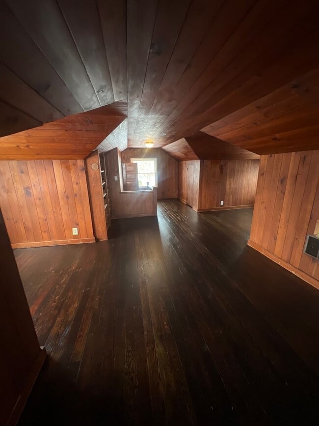 Building Photo - Spacious 3 bedroom 2 bath!