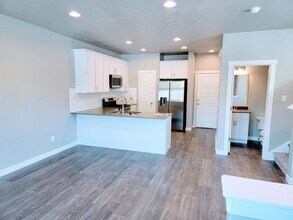 Building Photo - Gorgeous Townhome!!!