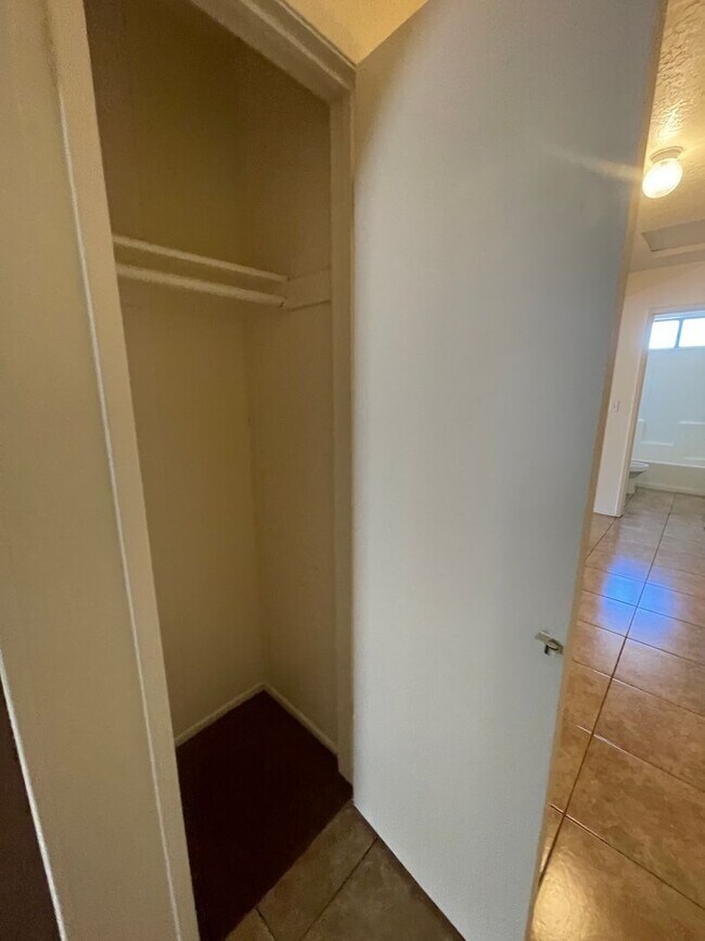 Building Photo - Hesperia-Refurbished- 3 Bedrooms, 2 Bathro...
