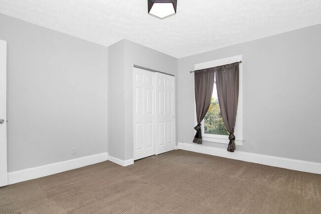 Building Photo - Classic Remodeled Townhome in Windsor Park