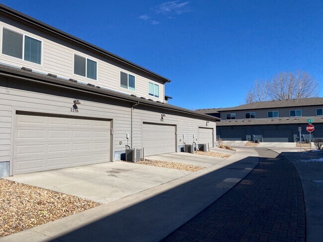 Building Photo - Luxury Rowhouse w/ 2-Car Garage in NE Ft. Collins