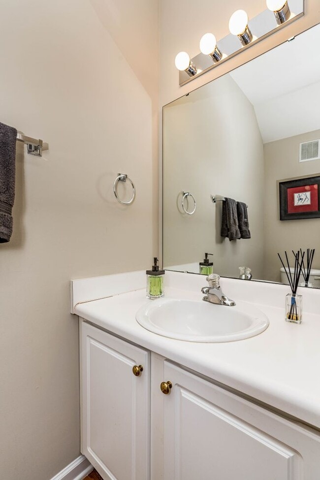 Building Photo - 2 Bedroom + Loft Townhome in Prime Raleigh...