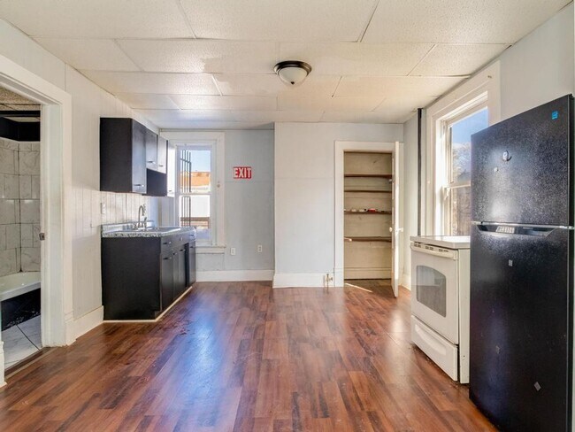 Building Photo - 418 11th St