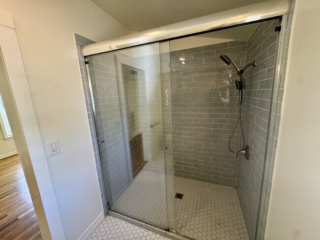 Building Photo - Updated & Charming in the Heart of North C...