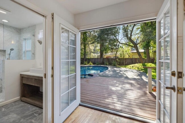 Building Photo - 216 Valparaiso Ave