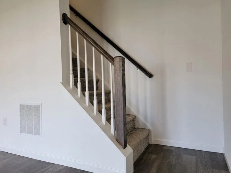 Building Photo - 126 Robert Cir