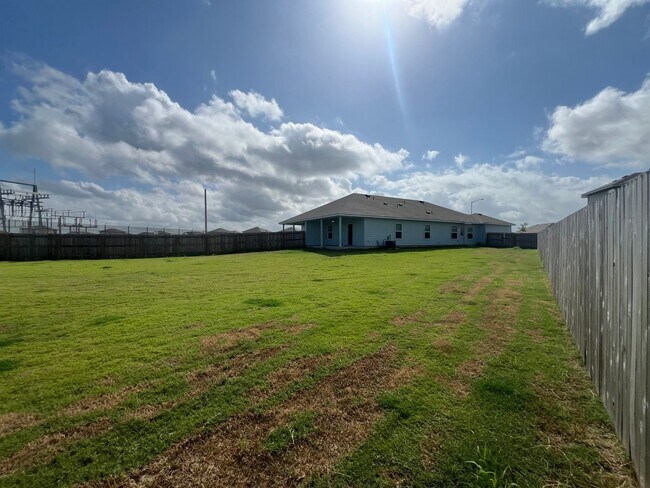 Building Photo - Luxury 3/2 Duplex in Seguin, Texas