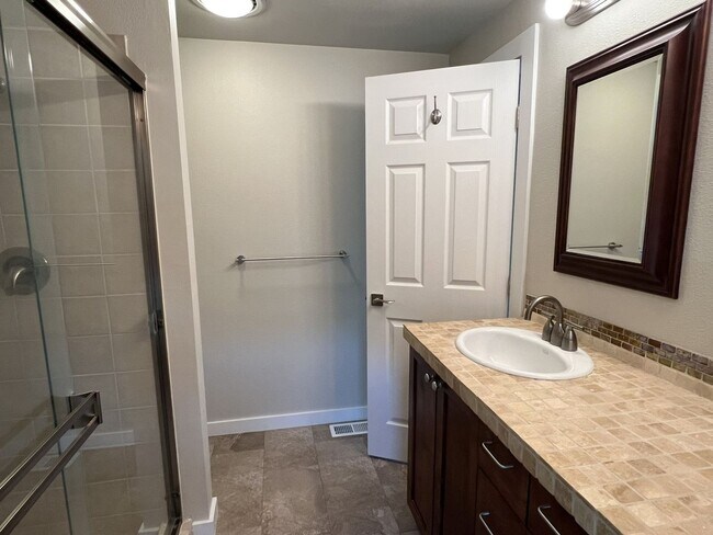 Building Photo - Fantastic 4 bed 3 bath home in the Highlan...