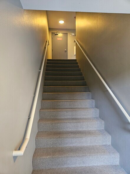Stairs to the 2nd floor - 18621 Blueberry Ln