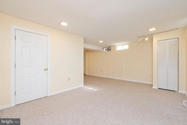 Building Photo - 39 Triple Crown Ct