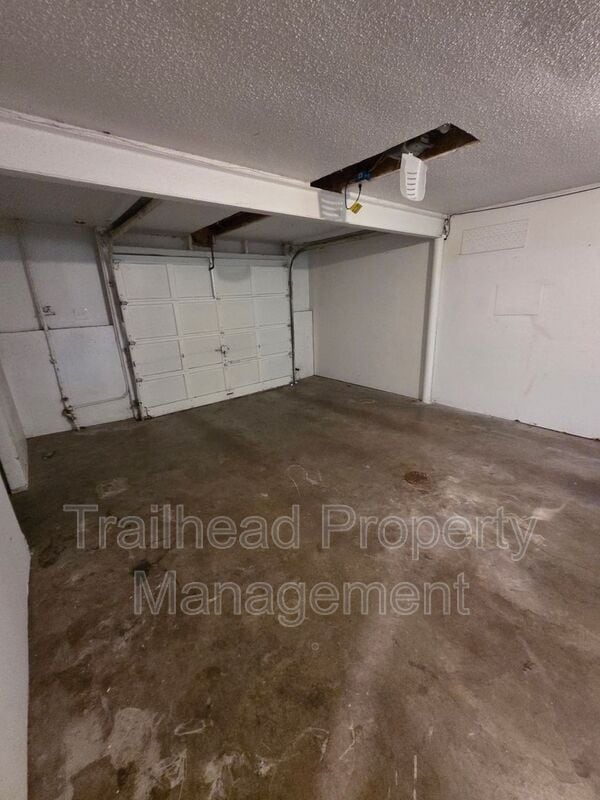 Building Photo - 608 NE Lynn St