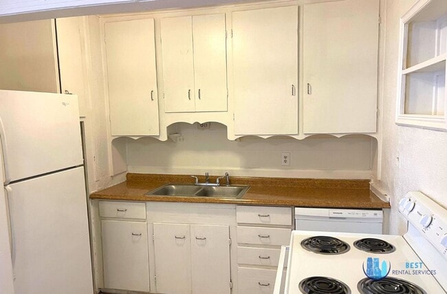 Building Photo - 3-bedroom, 1-bathroom house located in the...