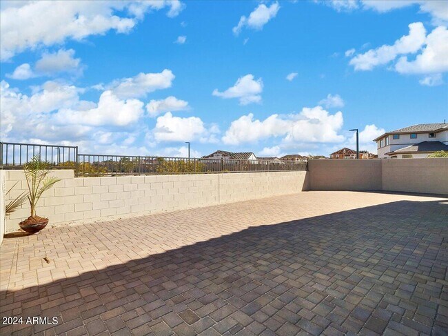 Building Photo - 5863 N 86th Ln