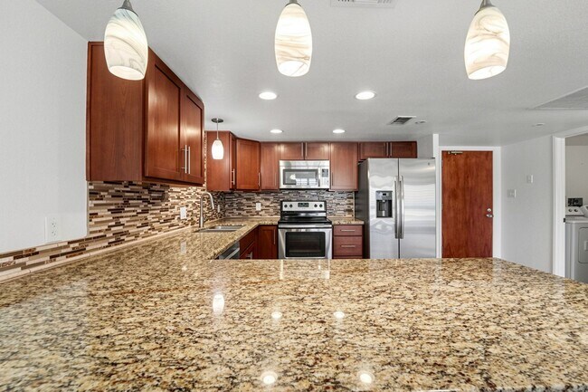 Building Photo - Welcome to this fabulous 2-bedroom, 2-bathroom condo in the heart of South Scottsdale!