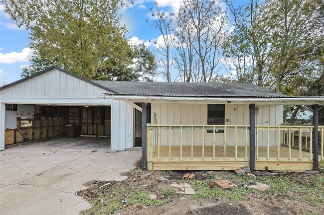 Building Photo - 1106-12th 1/2 12th 1/2 St N