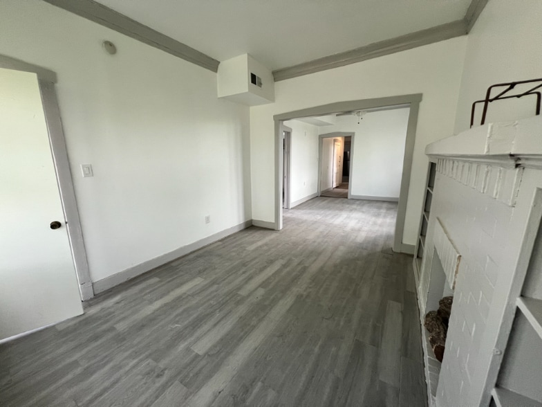 Building Photo - 1840 S Avers Ave