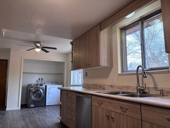 Building Photo - HUGE 4B/3b house on .4 acre lot.  3300sqft with oversize 2 car garage.
