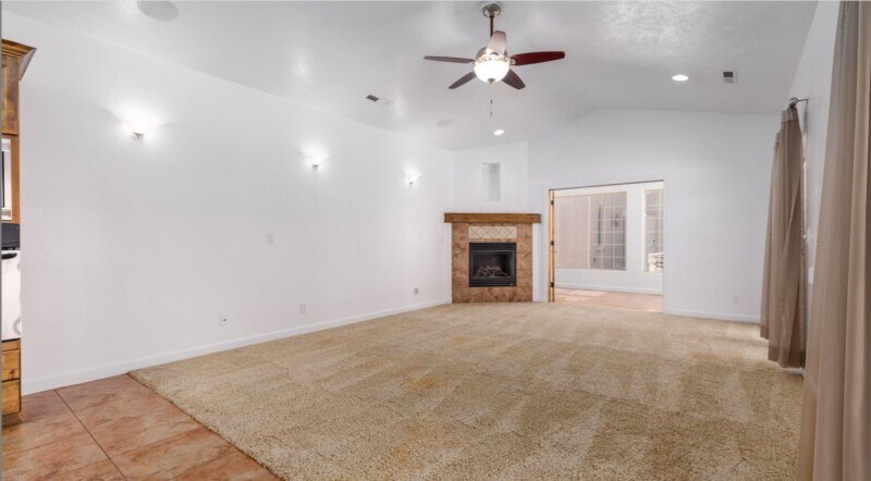 Building Photo - 584 W Mariposa Dr